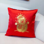 Cojín Rojo con Dorado – Muñeco de Nieve
