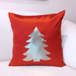 Cojín Rojo con Plateado – Árbol de Navidad