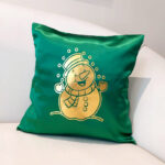 Cojín Verde con Dorado – Muñeco de Nieve